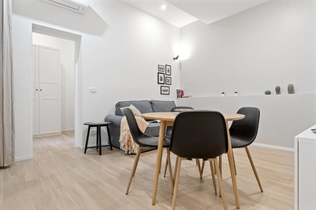 Historic Center Apartment | GuestHost - Piazza Maggiore White Apartment