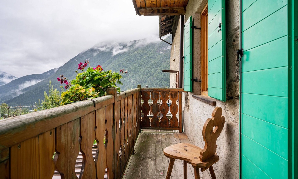 Caldes Apartment | Room 'Eia' with Shared Garden and Balcony