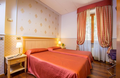 Tuscolano Hotel | Arco di Travertino