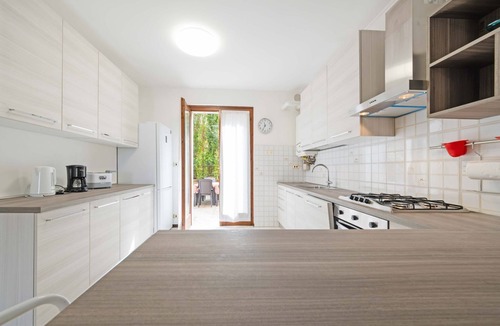 Pacengo Apartment | Casa Ruby - Geräumige Wohnung mit Pool by Interhome