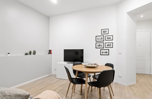 Historic Center Apartment | GuestHost - Piazza Maggiore White Apartment