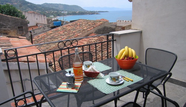 House with character in the historical centre, with terrace and sea view