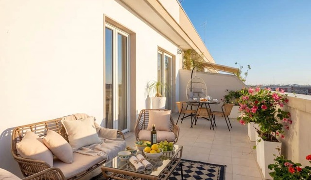 Terrace Penthouse Gargasole SX – Elegant 7th-Floor Retreat with Terrace in Bari